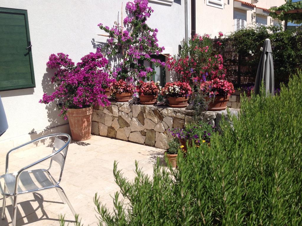 Apartments Villa Ina Brsec Exterior photo